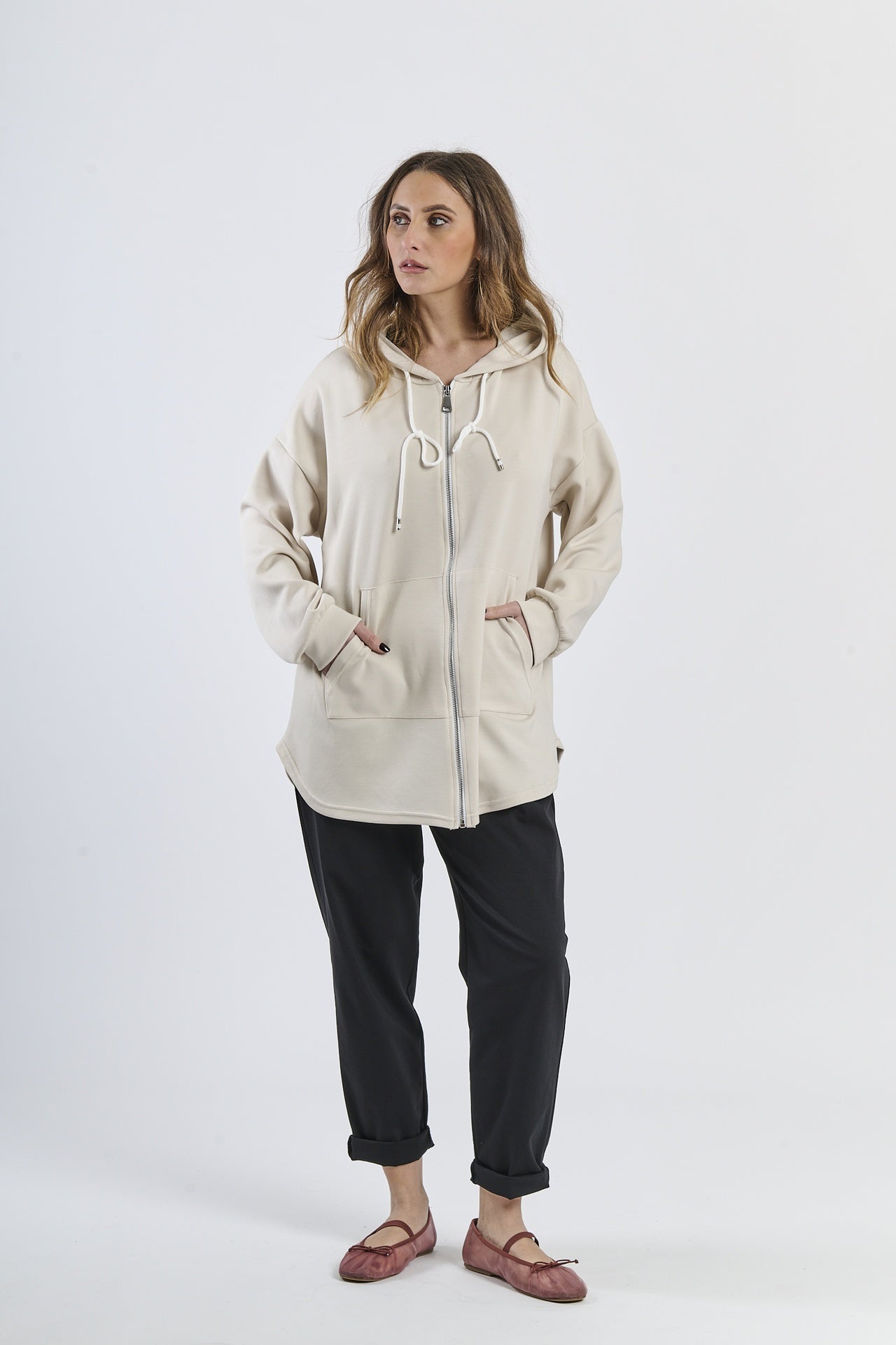 Felpa oversize beige, cappuccio con lacci, abbigliamento rilassato, atmosfera calda